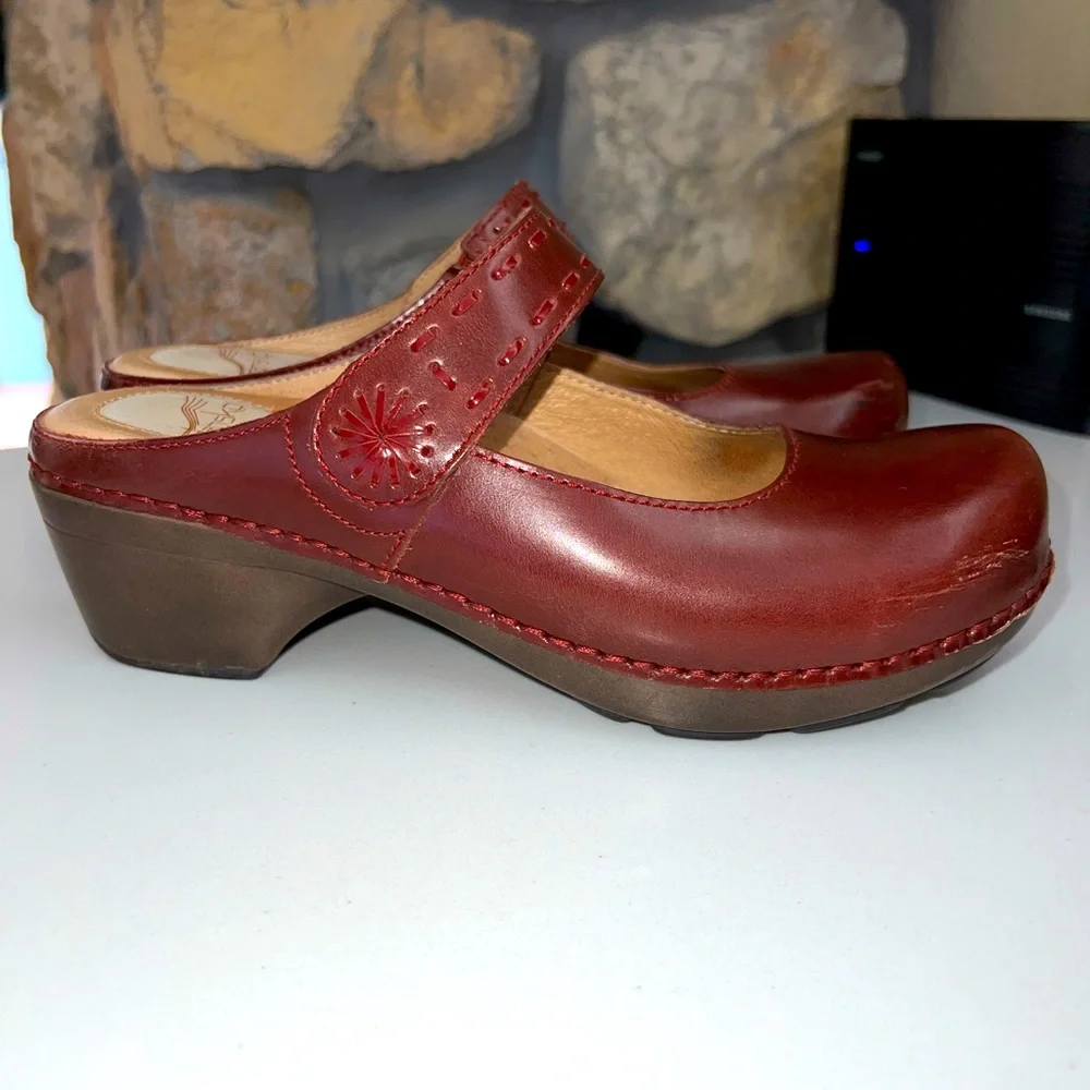 Dansko Solitaire in Red Veg Mary Jane Leather Clogs Size 40 - Picture 3 of 10